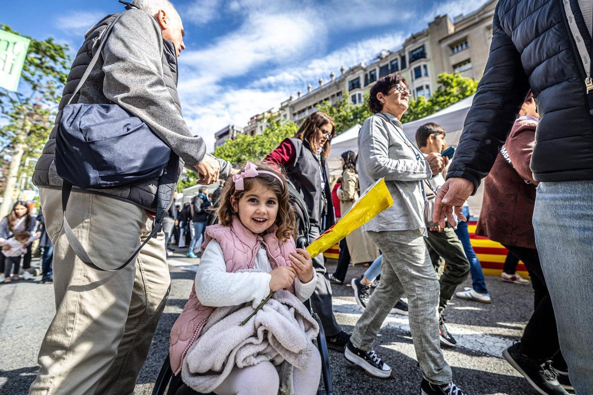 Ambiente de San Jordi en las calles de Barcelona