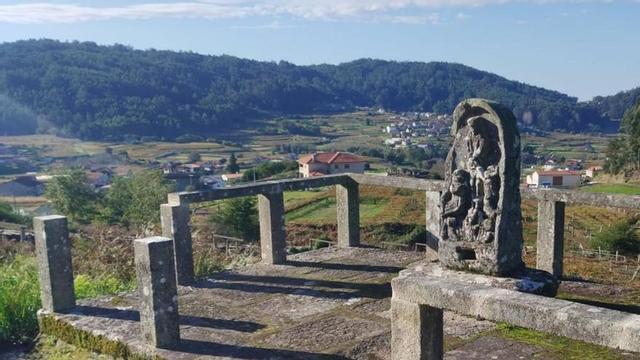 Peto monumental de Vilariño, na parroquia meañesa de Simes. |  T.H.