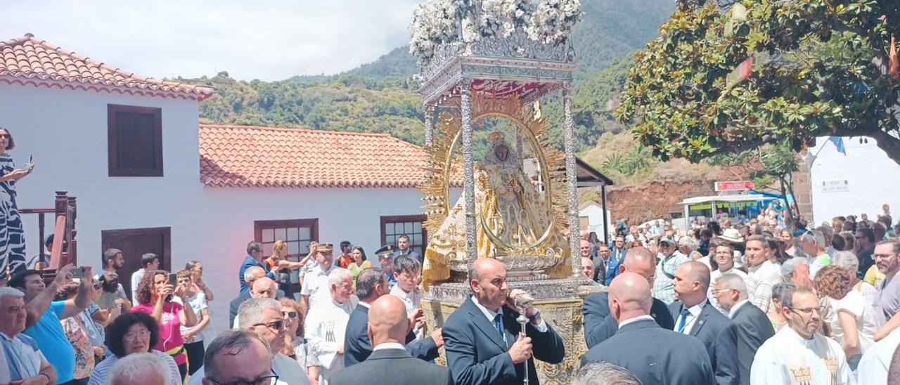 Los feligreses ayer durante el recorrido hasta el Santuario de Nuestra Señora de Las Nieves. | | E.D.