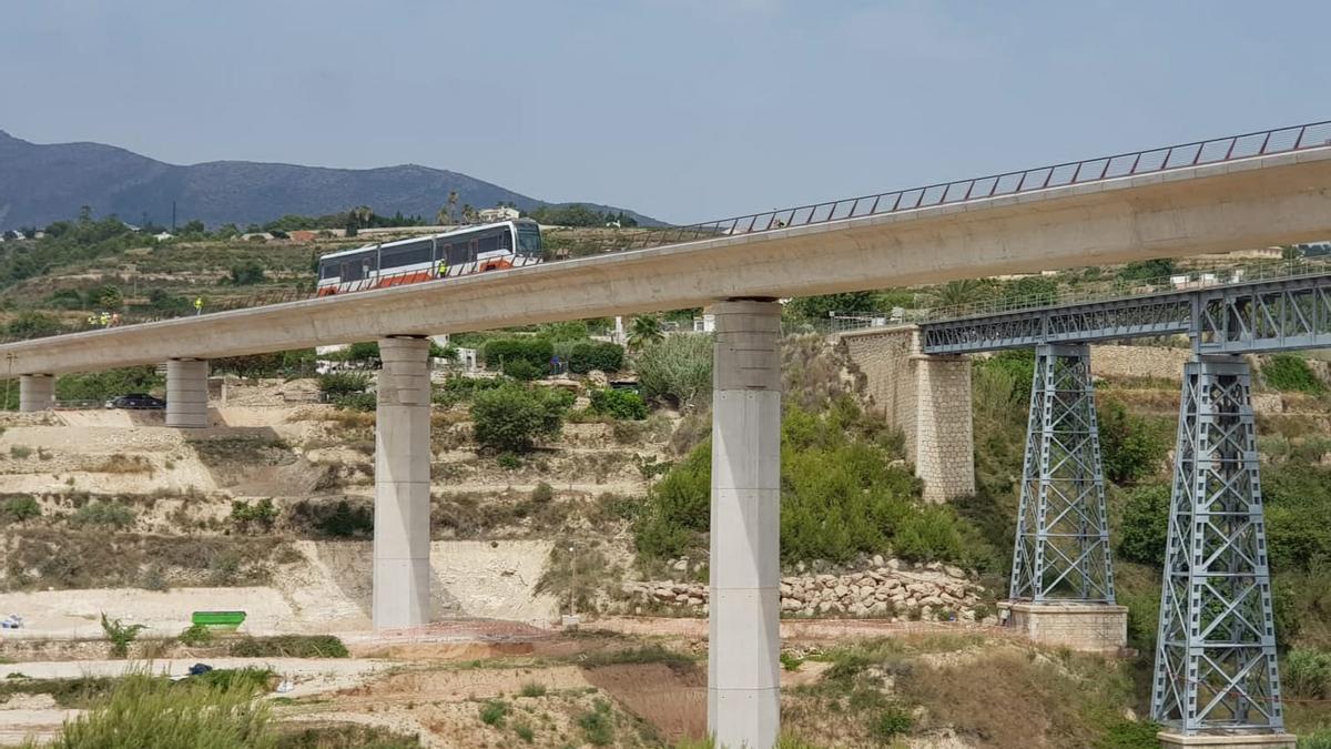 Un TRAM realizando las pruebas sobre el nuevo viaducto del Quisi, con el puente original al fondo.