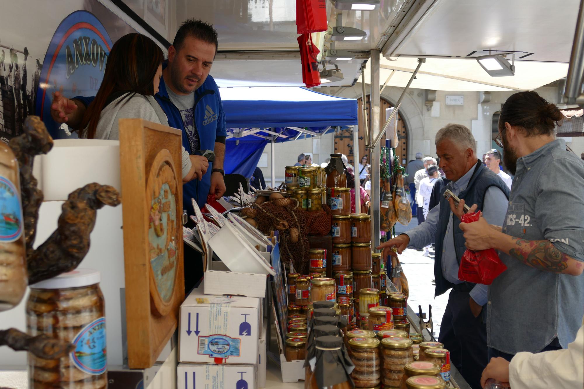 Carrers plens de gom a gom per les fires de l'1 de maig