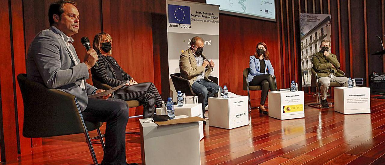 El arquitecto municipal interviene en la jornada celebrada ayer en el CADA de Alcoy. | JUANI RUZ