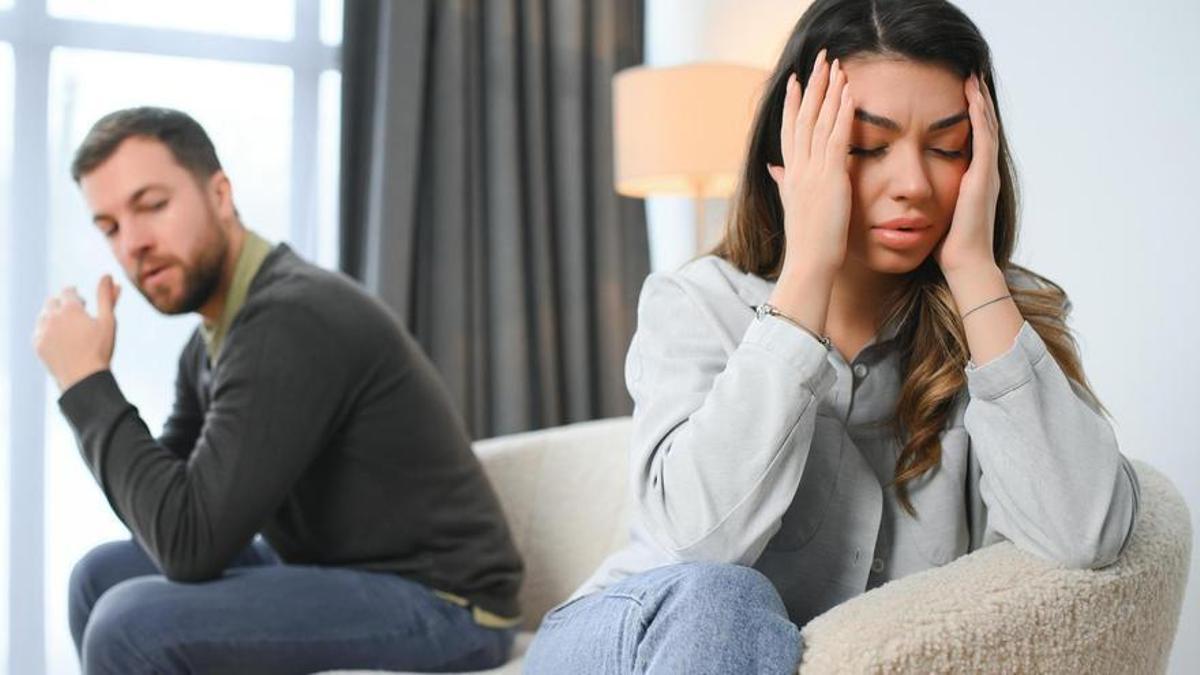 Una pareja discutiendo.