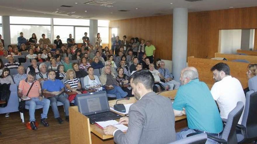 Chillón se dirige al público en una asamblea sobre la piscina. // S.Á.