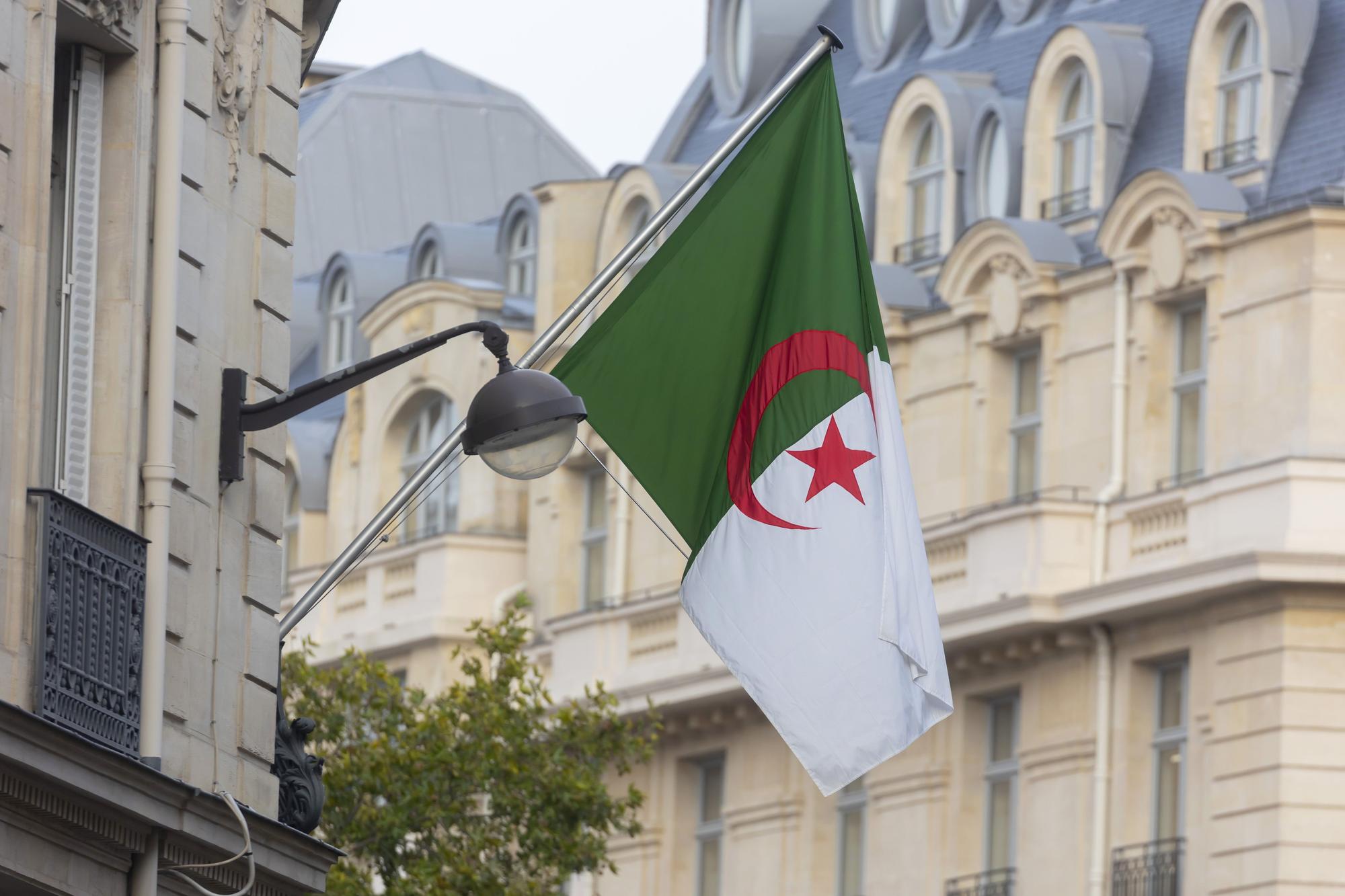 Una bandera de Argelia en la embajada de París.