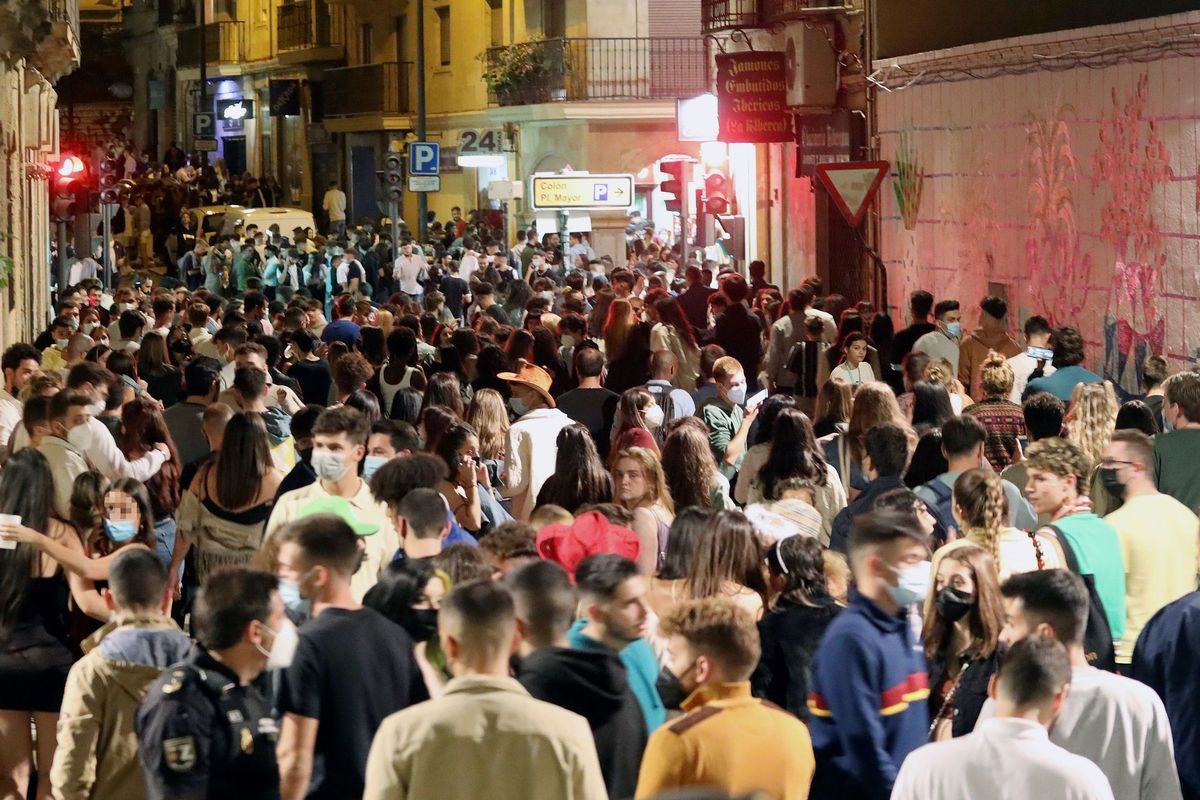 Foto de archivo de jóvenes de fiesta en Salamanca.