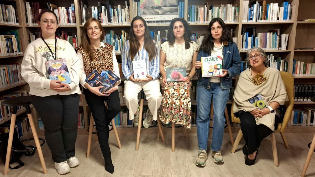 Sobre estas líneas: Angie, Noelia, Raquel, Sonia, Beatriz y Rosa, en la Biblioteca de Mos.