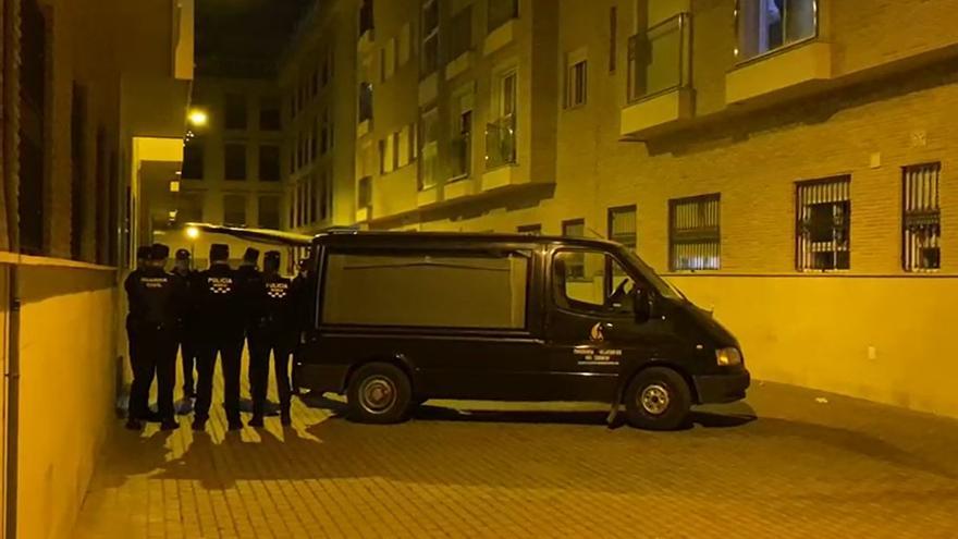 El furgón funerario que transportó el cuerpo de la niña asesinada en Llano de Brujas, a las puertas del domicilio