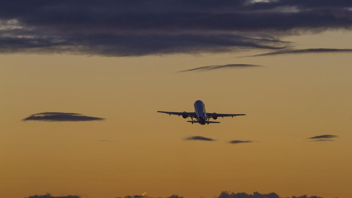 Avión despegando del aeropuerto de Ibiza con la puesta de sol.