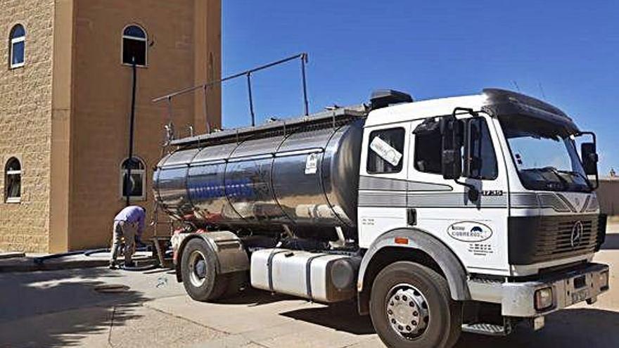 Un camión cisterna cargando el depósito de agua en Arcenillas el año pasado.