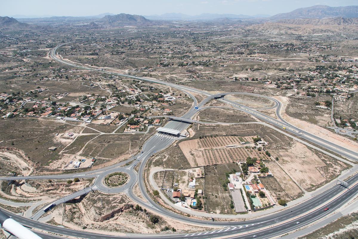 Una vista aérea de la autopista AP-7.