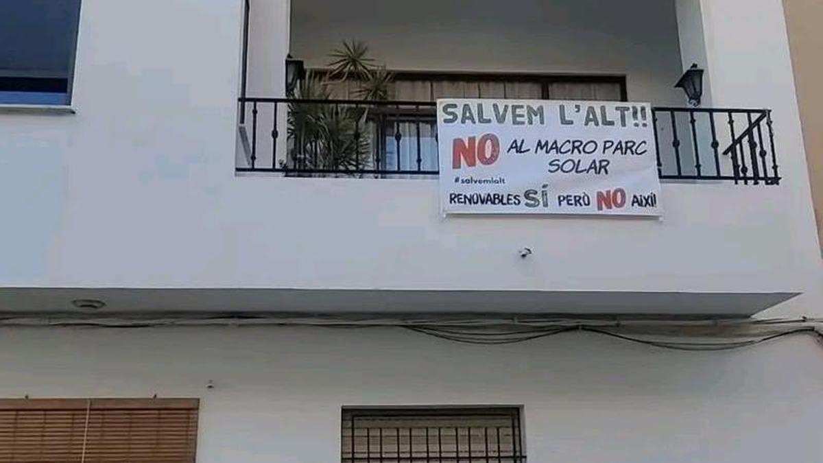 Una de las pancartas contra la megacentral en una casa de Sumacàrcer.