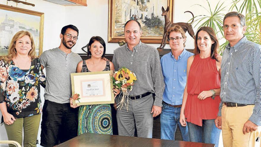 Laura Martínez, flanqueada con su pareja, Isaac Vaquer y el alcalde de Santa Eulària, Vicent Marí, junto a Picó, Losa y Ruiz.