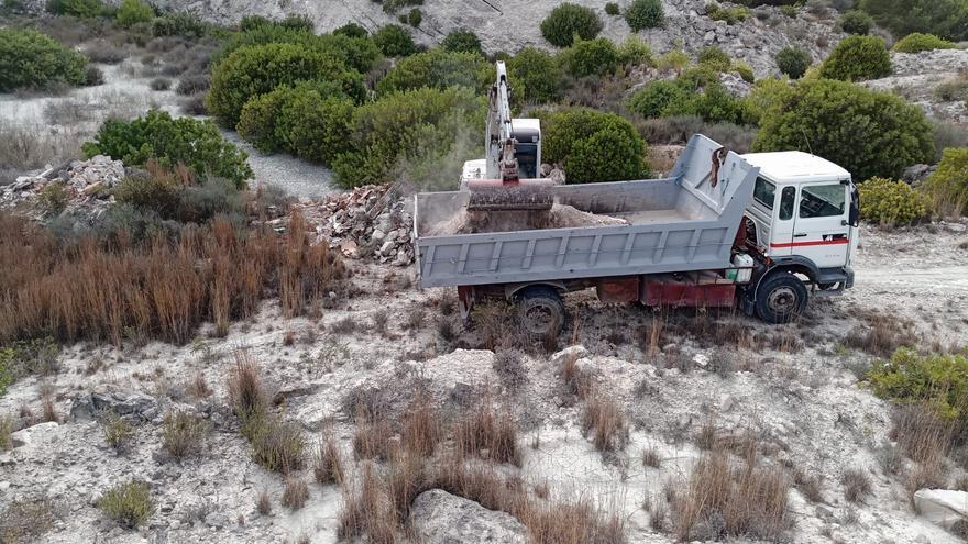 Benejúzar retira 90 toneladas de escombros en la zona de margas del monte