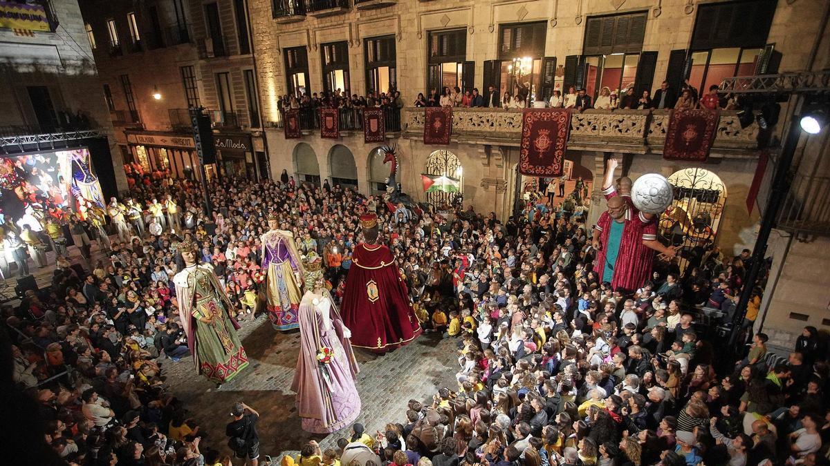 Els gegants ballant a la plaça del Vi després del pregó de 2025.