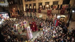 Els gegants ballant a la plaça del Vi després del pregó de 2025.