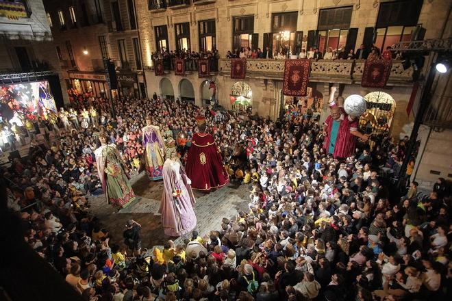 Els gegants ballant a la plaça del Vi després del pregó de 2025.