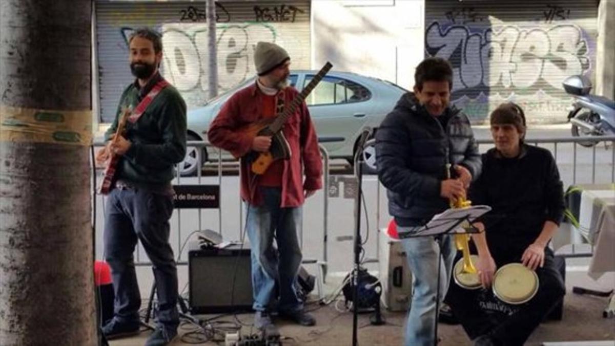 Vermut concert organitzat per(i davant) el Nostrebar, al Poble-sec.