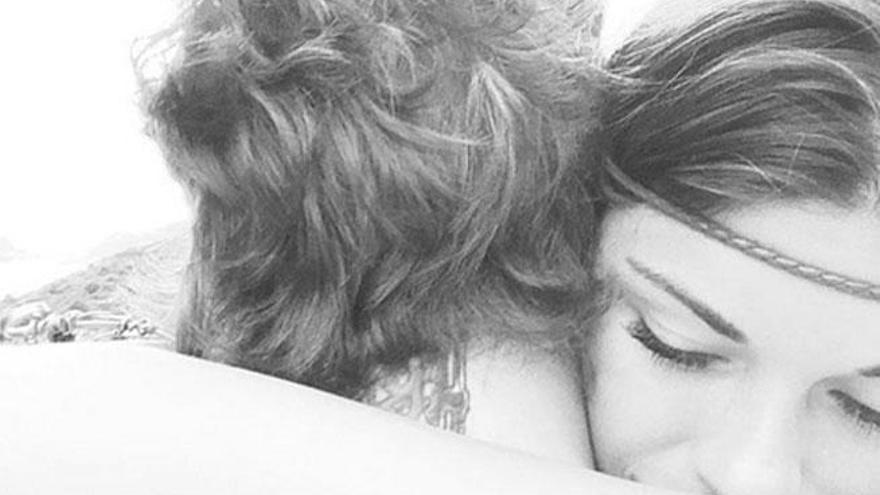 Imagen de Alonso abrazado con su novia.