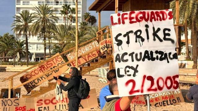 Momento de la protesta celebrada ayer por la mañana en ses Figueretes. | U. S. B.