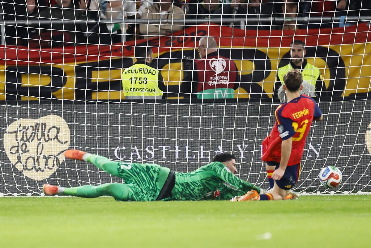 Altay Bayindir jugó contra España en la fase de clasificación para el Mundial que acabaría conquistando la selección.