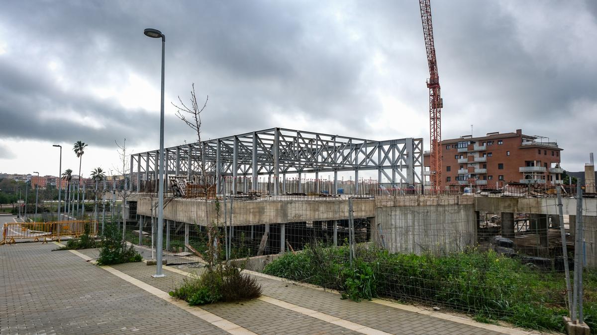 Obras de la piscina de la margen derecha de Badajoz, paradas.