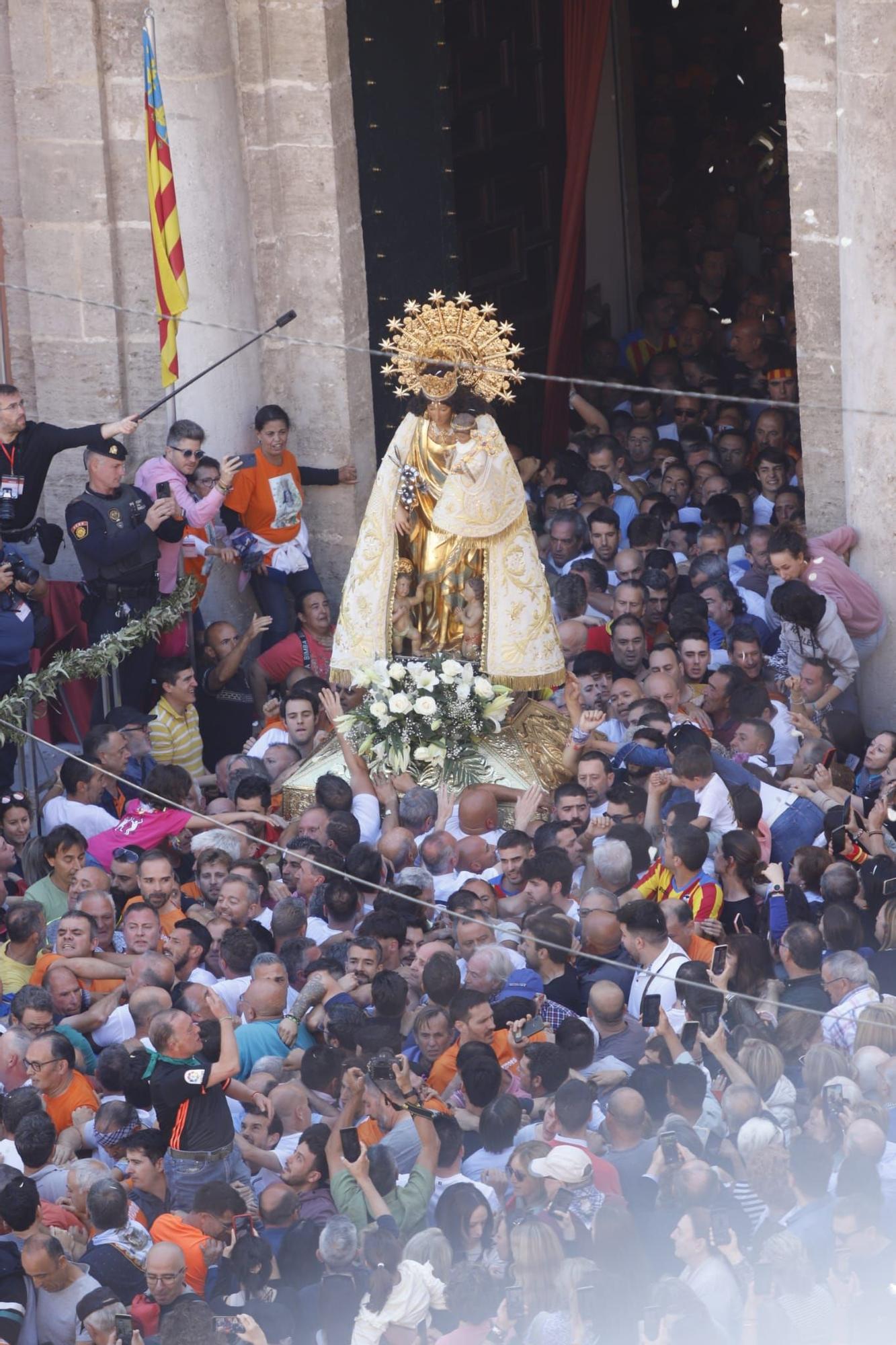 Muchos valencianistas acompañan a la Virgen de los Desamparados en su Traslado