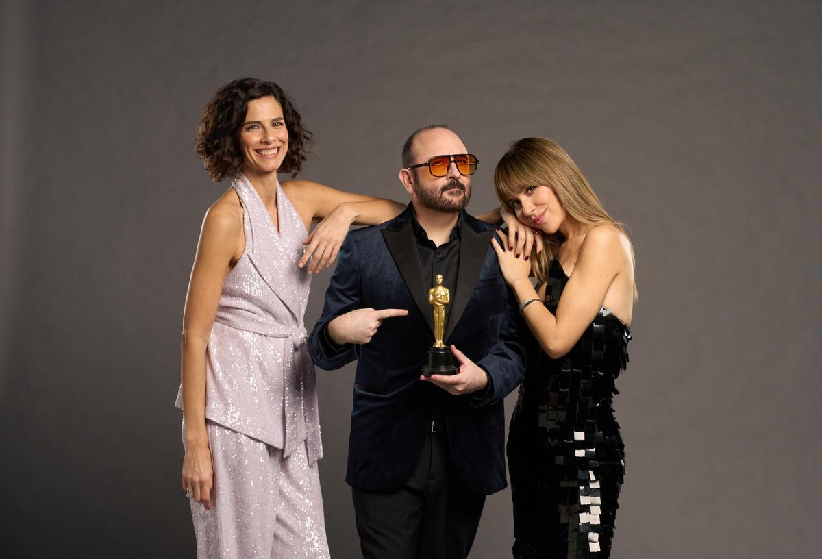 Las presentadoras Cristina Teva y María Gómez, acompañadas por el actor Carlos Areces, en una imagen promocional de Movistar Plus+.
