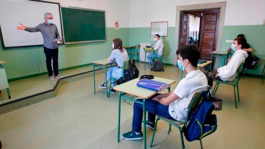 enseñanza. Un profesor imparte su clase en el instituto Rosalía de Castro (Santiago). Foto: Fernando Blanco