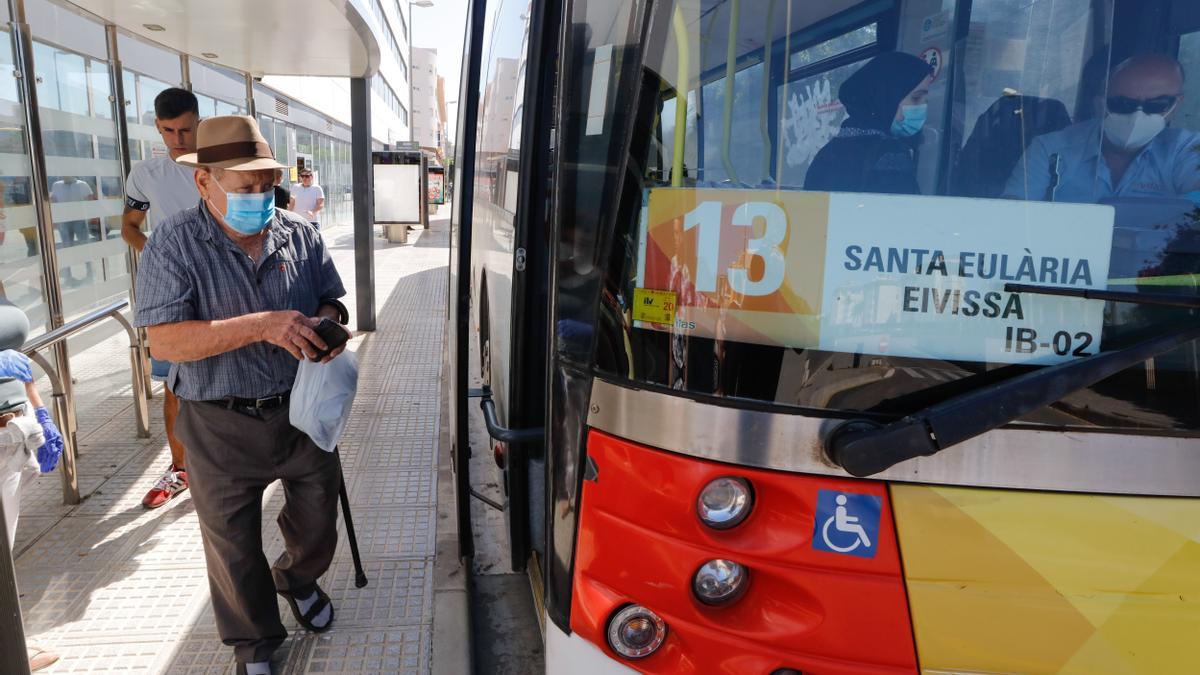 Un usuario sube a uno de los autobuses públicos de Ibiza.