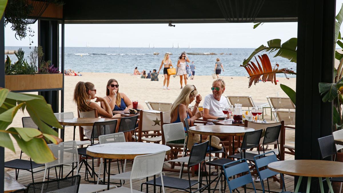 Ambiente en la terraza de un chiringuito de playa de Barcelona, este jueves.