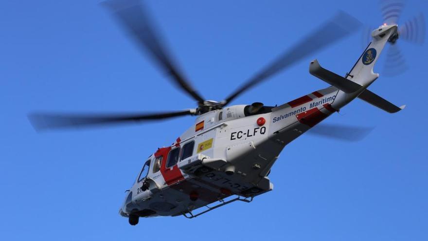 Rescatan con vida a los cuatro tripulantes de un pesquero hundido al norte de Navia