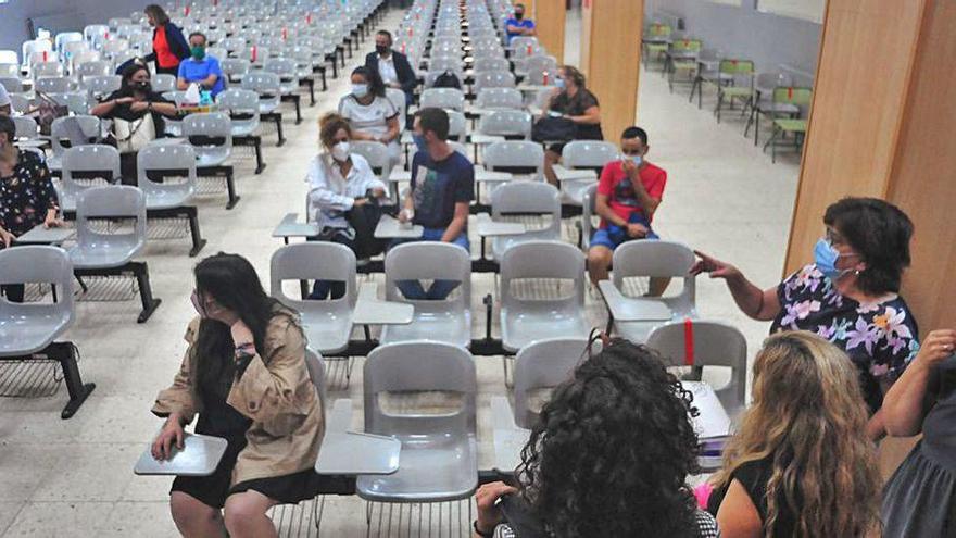 Padres, alumnos y profesores del IES Castro Alobre comparecieron ayer.