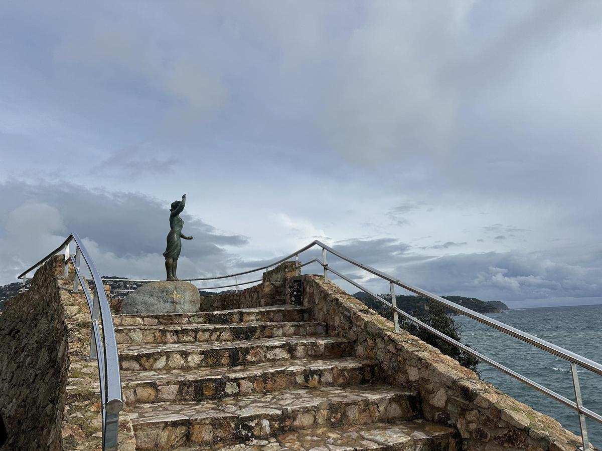 Fotografia general del Mirador de la Dona Marinera, al final de la platja de Lloret, on es troba la Dona Marinera