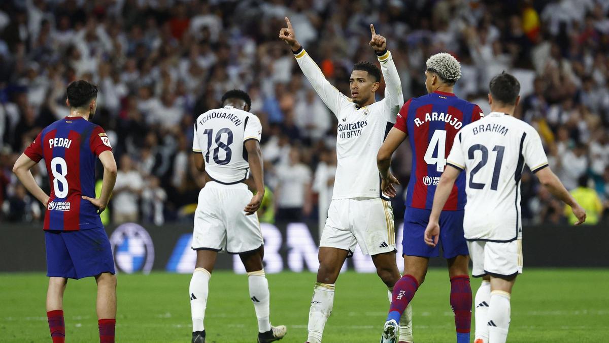 Bellingham celebra el tercer gol del Madrid que marcó en el tiempo añadido ante el Barça en el Bernabéu.