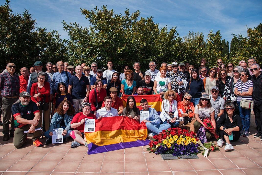 Foto de familia de los republicanos en el antiguo osario de represaliados.jpeg