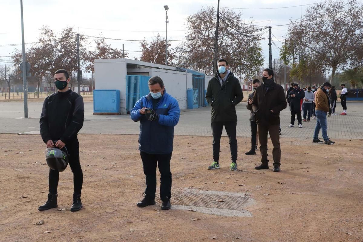 Colas en el estadio de El Arcángel para retirar las entradas del Córdoba CF-Getafe