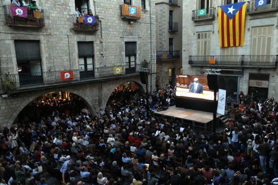 La gent veu la declaració de Puigdemont a la Plaça del Vi.