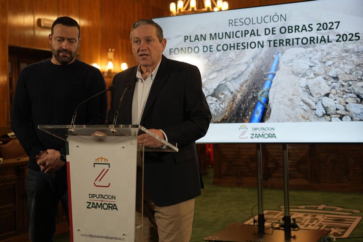 El diputado de obras y el presidente de la Diputación, Javier Faúndez, detallan la resolución de ambos planes.