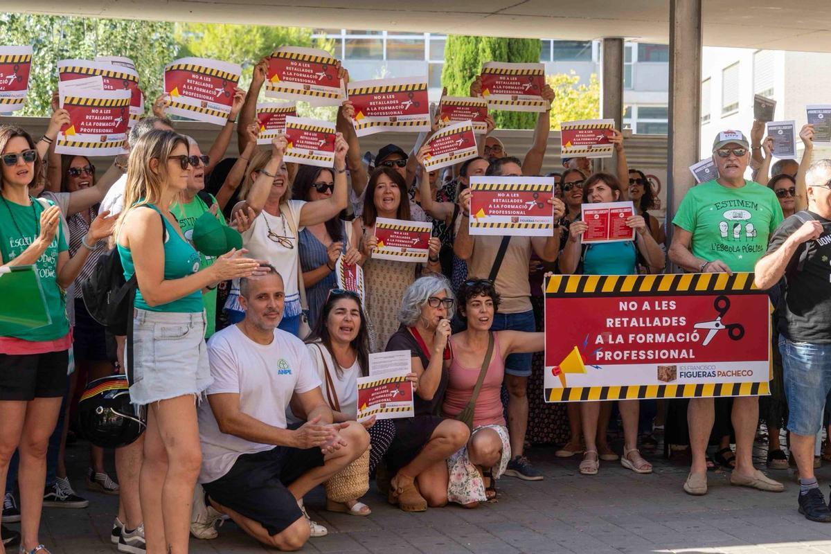 La protesta celebrada a las puertas del IES Figueras Pacheco de Alicante