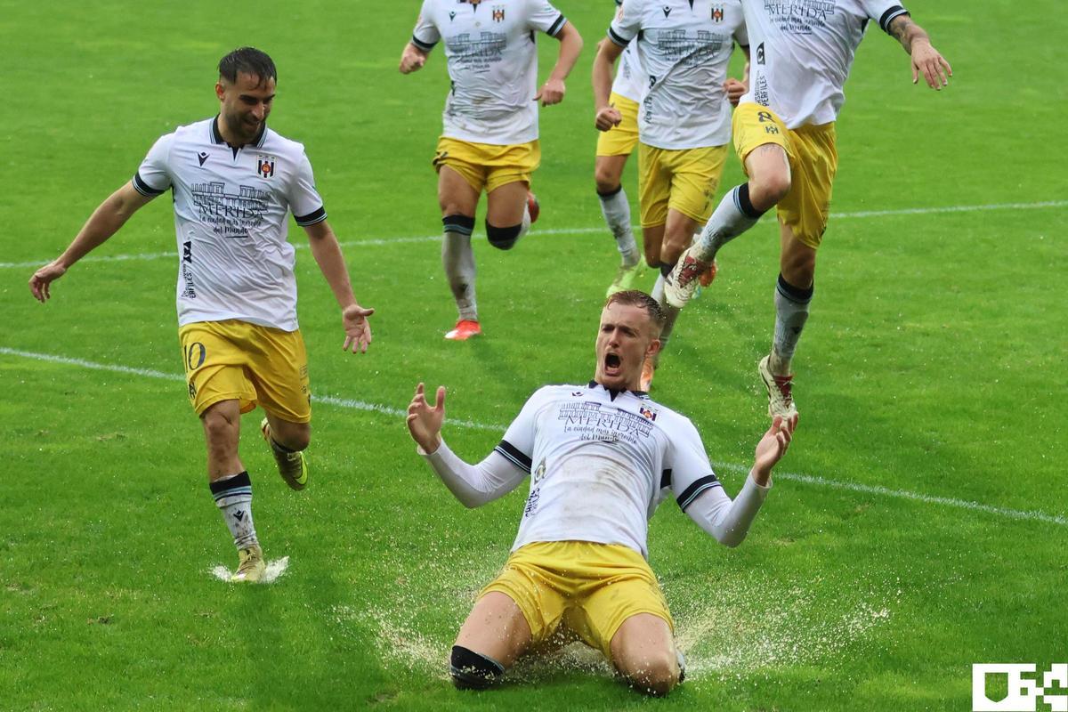 Los jugadores del Mérida celebran el gol ante el Pontevedra