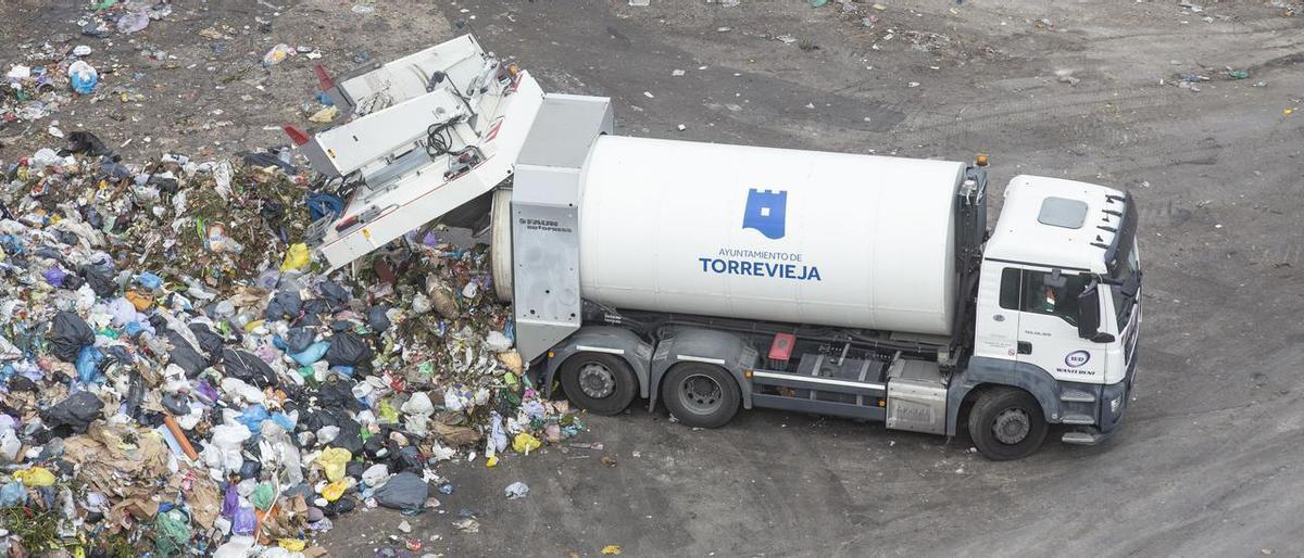 Un camión recolector de Torrevieja vierte residuos en un vertedero de la provincia