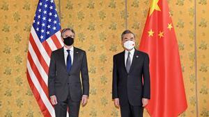 Imagen de archivo del secretario de Estado de Estados Unidos, Antony Blinken, y el ministro de Exteriores de China, Wang Yi.