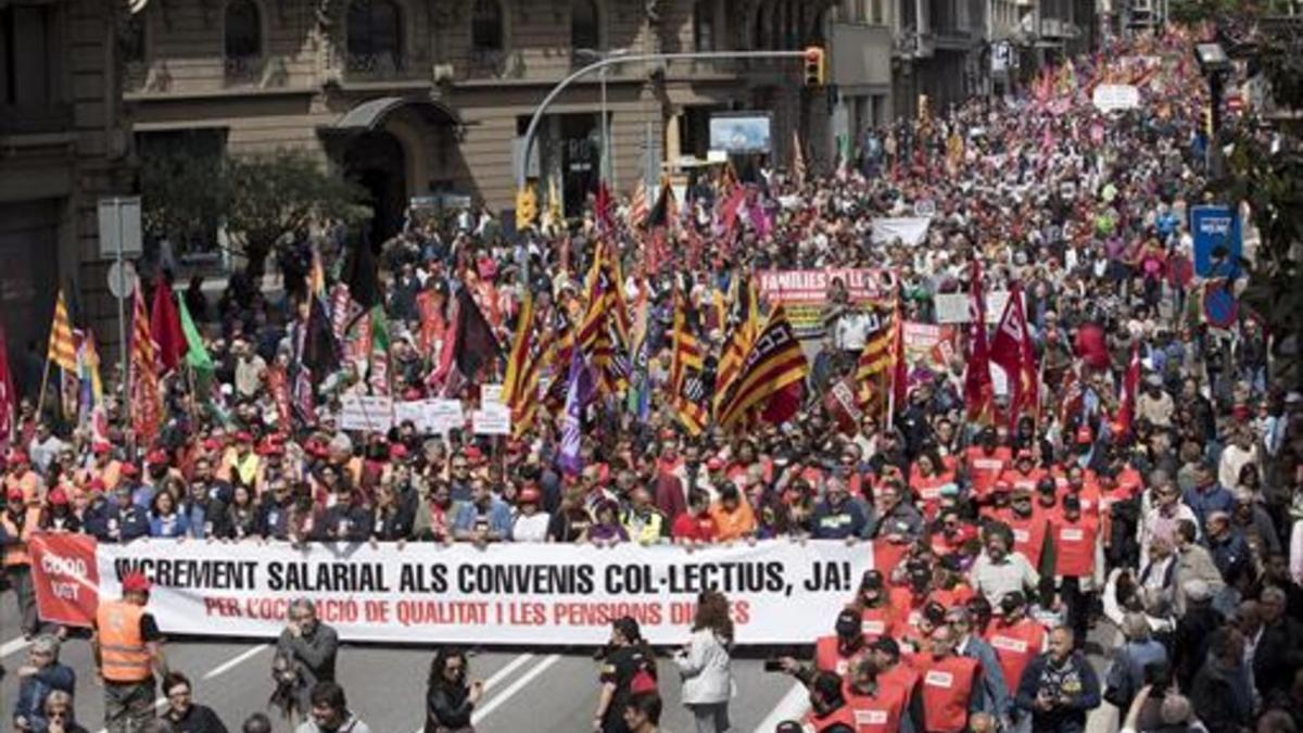 BARCELONA La manifestación de Primero de Mayo en Vía Laietana, ayer.