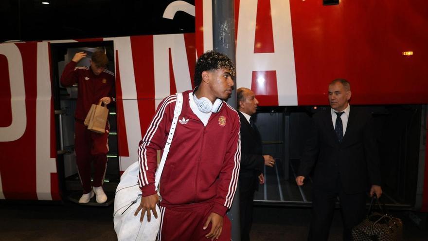 Vídeo | Locura por Lamine Yamal en la llegada de la selección española a Castelló