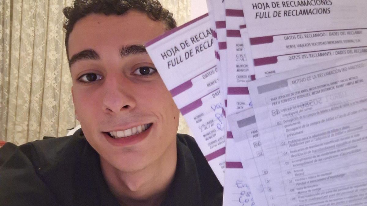 David Pujol, con varias de las hojas de reclamación que ha interpuesto