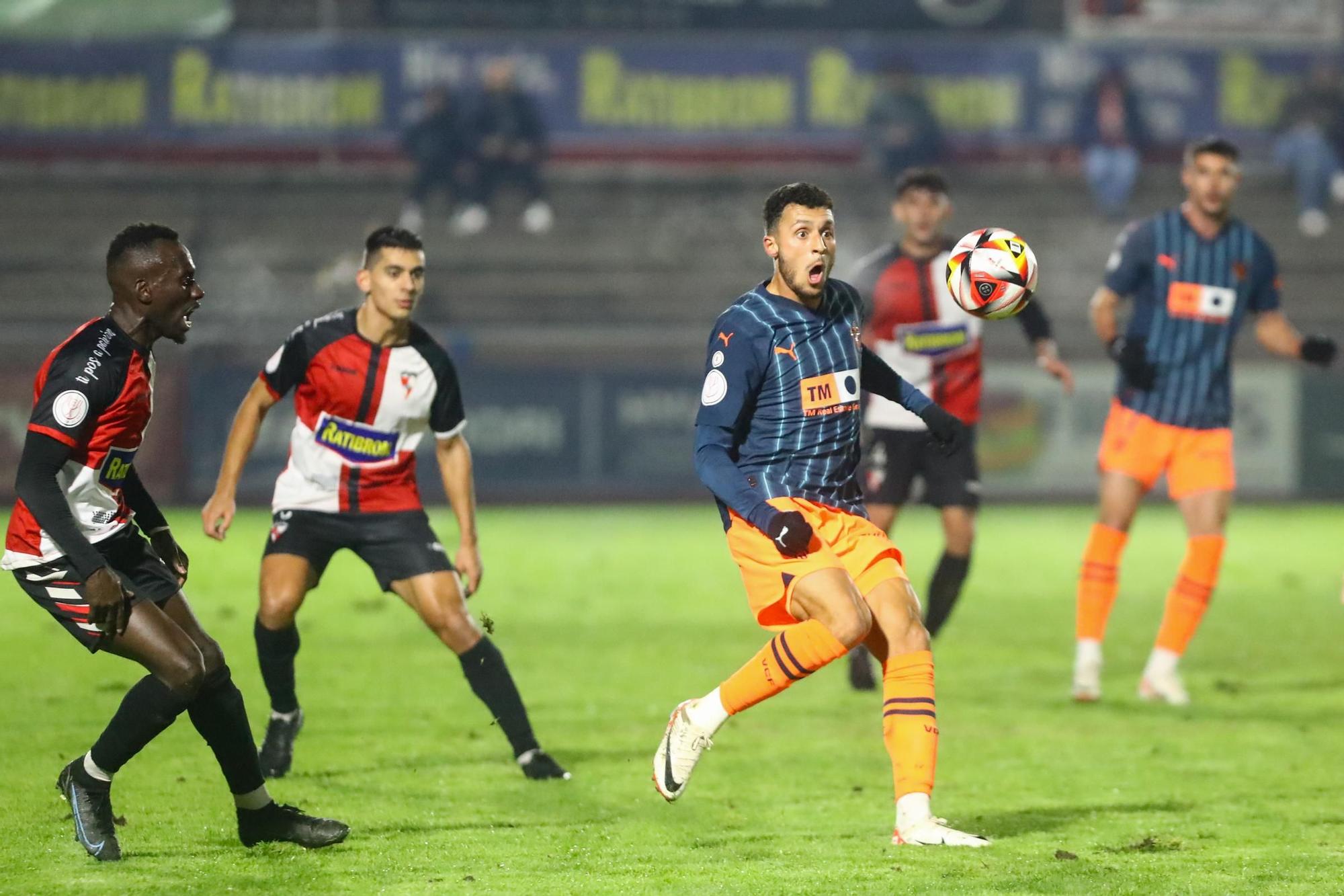 Las imágenes de una noche para la historia del Arosa con el Valencia como rival