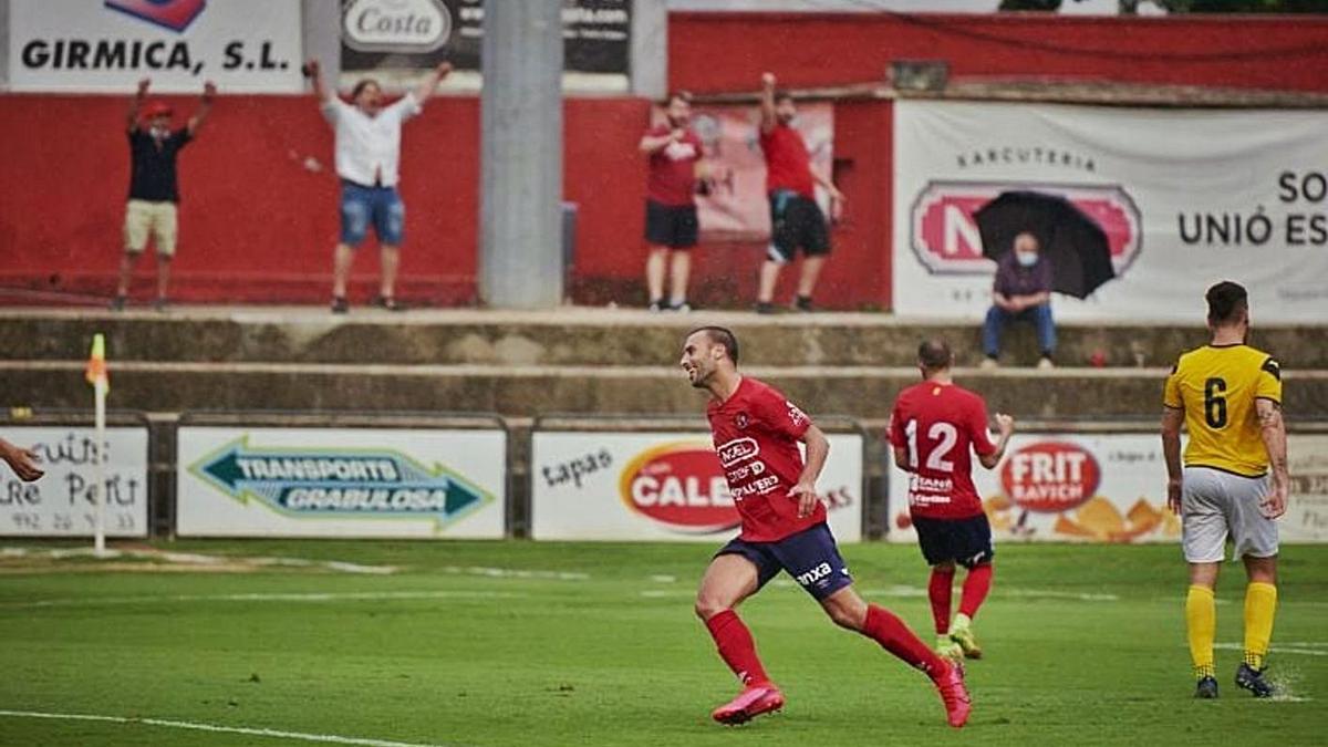 Sergi Arranz celebrant el gol que li va fer al Castelldefels diumenge passat al Municipal