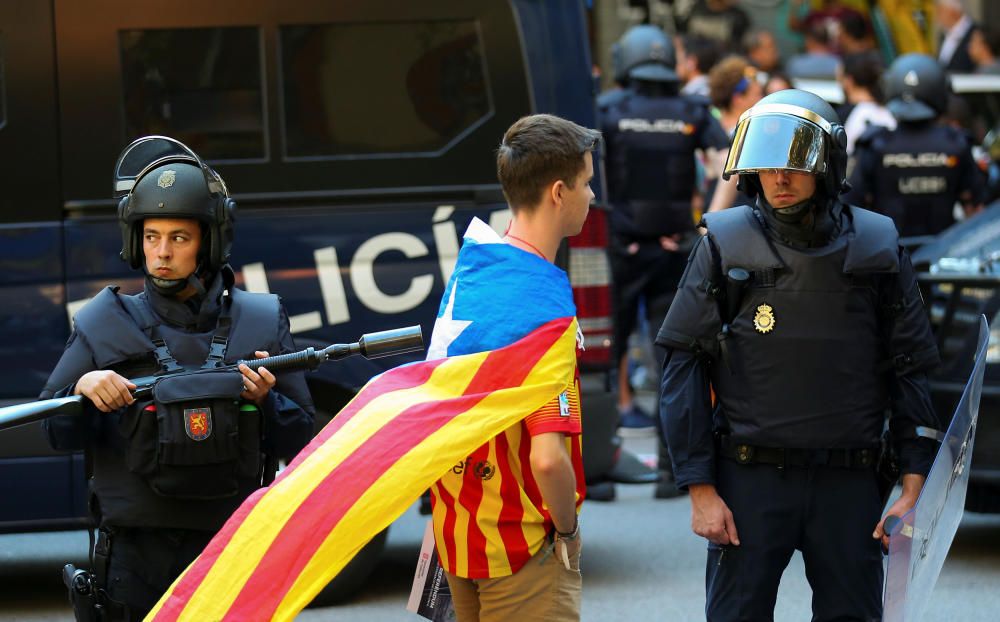 Imatges dels manifestants que han sortit als carrers de Barcelona, ja de tarda.