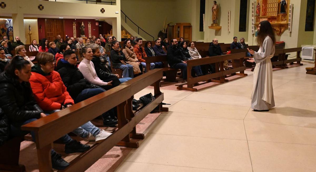 Representación de Jesús “El Cristo”, ayer en la iglesia de San José de Campolongo. |   // RAFA VÁZQUEZ